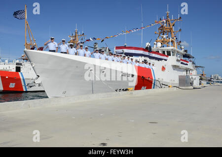 L'équipage de la garde-côte de Joseph Napier militaires durant la cérémonie de mise en service à la Garde côtière canadienne Le Secteur de San Juan, Porto Rico, le 29 janvier 2016. La Joseph Napier est la 15e Coupe de réponse rapide à mettre en service. (U.S. Photo de la Garde côtière du Maître de 2e classe Mark Barney) Banque D'Images