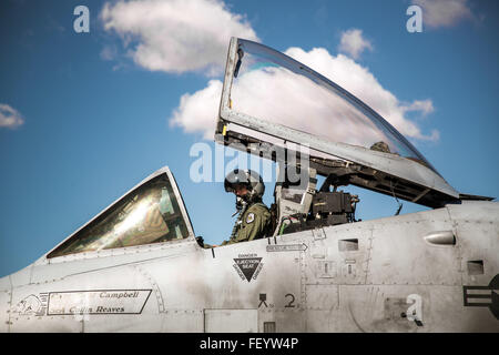 Le Capitaine Todd Campbell, A-10 Thunderbolt II pilot à partir de la 66e Escadron d'armes, United States Air Force, la Nellis Air Force Base, Nevada, parcs son jet avant le début de l'exercice II, à l'Auge Hustler Biggs Army Airfield à Fort Bliss, Texas, le 31 octobre 2015. L'Auge Hustler II est une semaine de l'exercice des tirs interarmées visant à accroître la synergie entre plus de dix unités de l'armée et de la Force aérienne. Banque D'Images