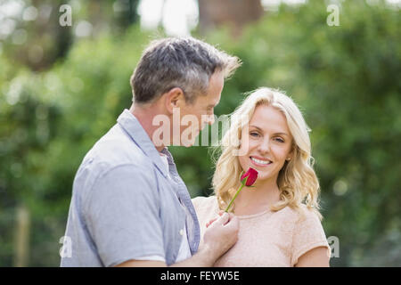 Mari offrant une rose pour femme Banque D'Images