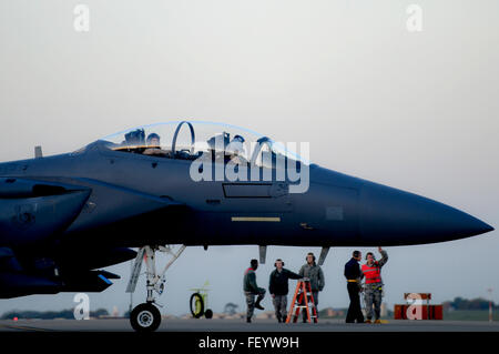 Un U.S. Air Force F-15E Strike Eagle se prépare à quitter RAF Lakenheath pour appuyer l'Opération Détermination inhérente, Novembre 12, 2015. Les avions de la 48e Escadre de chasse déployés sur la base aérienne d'Incirlik, en Turquie, de mener des missions de contre-ISIL en Iraq et en Syrie. Ce double-rôle fighter jet est conçu pour effectuer de l'air-air et air-sol missions dans toutes les conditions météorologiques. ( Hauts Airman Erin Trower/libérés) Banque D'Images