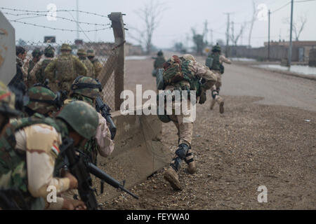 Des soldats iraquiens affecté à 71e Brigade de l'armée iraquienne se rapprocher d'un objectif, la recherche d'un nouvel emplacement pour couvrir durant un exercice de simulation sous le feu au Camp Taji, Irak, le 18 novembre 2015. Les soldats ont participé à la formation pour apprendre à se déplacer en équipe et réagir au feu ennemi. Cette formation est à l'appui de la Force opérationnelle interarmées - Fonctionnement résoudre inhérent, une coalition de plus de 60 nations qui se sont associées à l'encontre de l'État islamique d'Irak et du Levant et de la menace qu'ils représentent pour l'Iraq, la Syrie, la région et la communauté internationale. ( Spc. William Marlow/Releas Banque D'Images