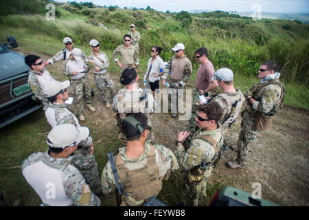 SANTA RITA, Guam (nov. 24, 2015) l'élimination des explosifs et munitions, les techniciens affectés à l'unité mobile de destruction des engins explosifs (EODMU 5), faire une brève mission tout en effectuant des opérations de démolition avec la République de Corée (ROK) de l'équipe de démolition sous-marine et de la mer, air et terre de la Base navale d'équipes à Guam. EODMU5 est attribuée à commandant, Task Force (CTF) 75, la task force expéditionnaire principale responsable de la planification et l'exécution des opérations fluviales côtières, des explosifs et munitions, d'ingénierie et de construction, plongée sous-marine et de construction aux États-Unis 7 Banque D'Images