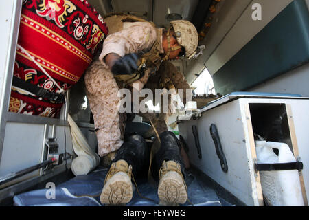 Matelot de la Marine américaine, un apprenti Mikail Garib hospitalman avec la Compagnie B, 1er Bataillon, 7e Régiment de Marines à des fins spéciales, la masse d'Air Maritime - Groupe de travail - Intervention en cas de crise de la région centrale, traite un soldat iraquien pour lutter contre les blessures au Al Taqaddum, l'Iraq, le 28 novembre 2015. Des soldats irakiens blessés sont transportés à l'occasion de bataille à Ramadi et Fallujah, Iraq, à Al Taqaddum de recevoir le traitement médical de personnel américain. La Marine américaine corpsmen avec "Bravo", 1e compagnie, 7e bataillon de marine, sont les premiers intervenants à assister aux victimes. Les Marines américains et les marins avec SPMAGTF-C Banque D'Images