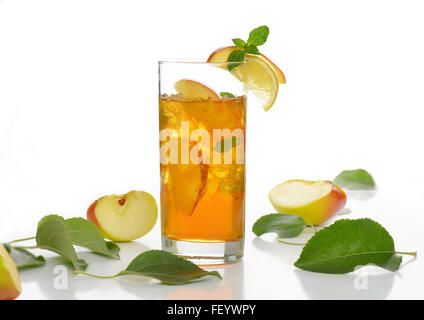 Verre de jus de pommes avec de la glace Banque D'Images