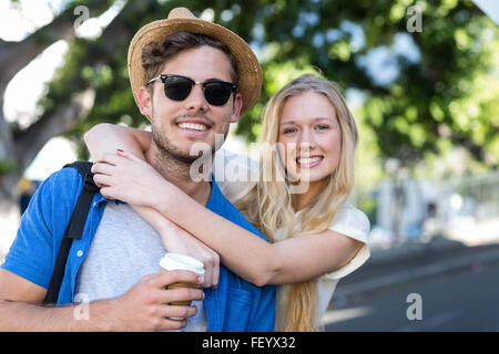 Couple de la hanche et smiling at the camera Banque D'Images