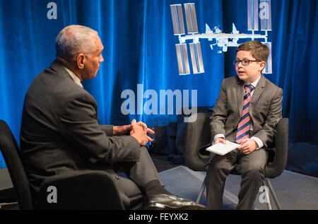 Charles Bolden, administrateur de la NASA, discute de la vision de la NASA pour l'exploration spatiale et des futures missions de l'agence dans une interview avec Max de HONY. Bolden réfléchit aux réalisations de la NASA et aux défis à venir dans la quête de découvertes scientifiques et d'exploration spatiale. Banque D'Images