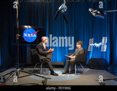 Charles Bolden, administrateur de la NASA, discute de l'exploration spatiale et des initiatives futures de la NASA dans une interview au siège de la NASA, accueillie par Max de Humans of New York. Banque D'Images