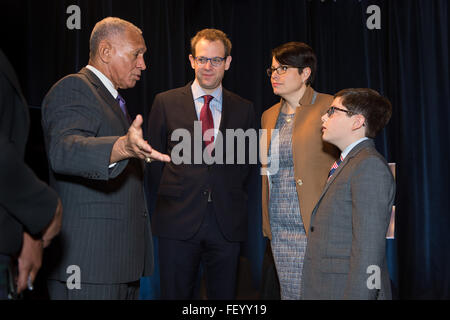 Charles Bolden, administrateur de la NASA, discute de l'avenir de l'exploration spatiale et des initiatives de l'agence dans une interview réalisée par Max de Humans of New York (HONY). L'entretien a mis en évidence les missions en cours de la NASA et son rôle dans l'avancement de la technologie spatiale. Banque D'Images