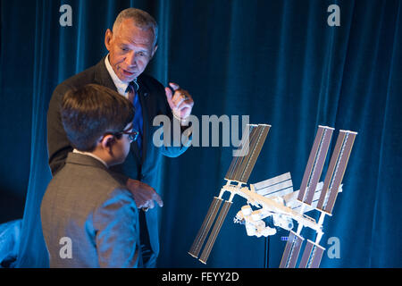 Charles Bolden, administrateur de la NASA, discute de la Station spatiale internationale (ISS) et des futurs projets spatiaux de la NASA lors d'une interview avec Max 2 de HONY. La conversation met en lumière les objectifs de la NASA en matière de vols spatiaux habités et d'exploration. Banque D'Images