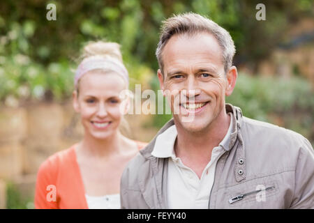 Cute couple smiling at camera Banque D'Images