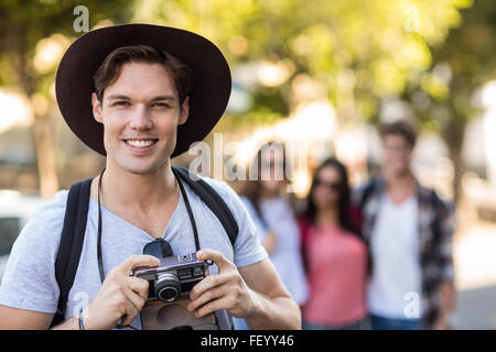 Hip man holding digital camera Banque D'Images