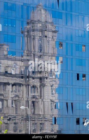 Réflexion de vieux bâtiment dans le vitrage d'une structure moderne. Banque D'Images