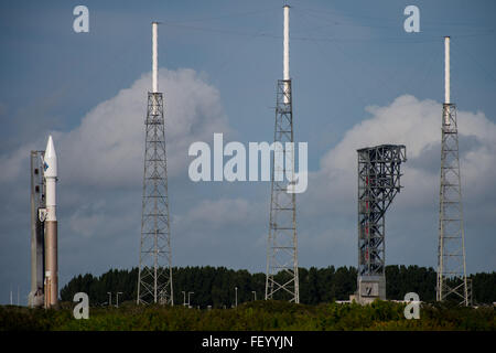 La fusée de mission Orbital ATK CRS-4, un Atlas V 401, est déployée jusqu'à l'aire de lancement du Kennedy Space Center en Floride pour préparer sa mission de ravitaillement de la Station spatiale internationale. Le déploiement implique des contrôles techniques et le positionnement du vaisseau spatial avant le lancement. La mission soutient les opérations en cours à bord de l'ISS, livrant des fournitures, des expériences et de l'équipement pour l'équipage de la station. Banque D'Images