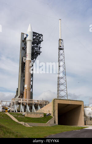 Le déploiement de la mission CRS-4 de l'orbitale ATK au complexe de lancement spatial 41 de la Station aérienne de Cape Canaveral prépare la fusée Atlas V 401 pour transporter des fournitures vers la Station spatiale internationale, soutenant la livraison de fret et les opérations de réapprovisionnement. Banque D'Images