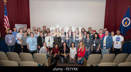 Dava Newman, administrateur adjoint de la NASA, a assisté à un événement social de la NASA au Kennedy Space Center, interagissant avec le public, partageant des informations sur les missions spatiales actuelles et futures, les initiatives de vols spatiaux habités et les programmes d'agences promouvant l'engagement scientifique et technologique. Banque D'Images