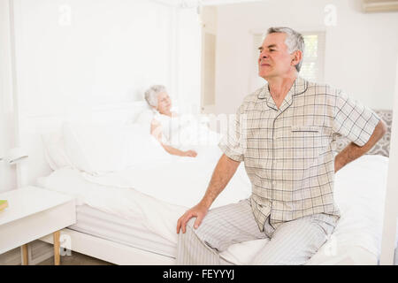Souffrance senior man holding sa Banque D'Images