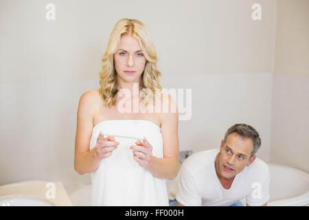 Couple en attente d'un test de grossesse résultats Banque D'Images