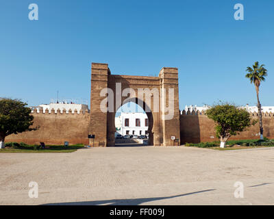 Bab Mellah à la place Bab El Mrissa. El Bab Mrissa est la porte principale de l'ancienne médina Vente. Rabat, Maroc. L'Afrique du Nord. Banque D'Images