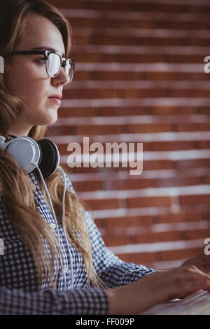 Hipster concentré businesswoman with headphone Banque D'Images