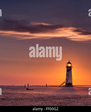 Plage de Talacre et le point d'Ayr phare au coucher du soleil. Banque D'Images