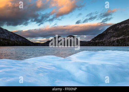 Les bulles vu de la rive couverte de glace de l'étang de la Jordanie en hiver dans l'Acadia National Park, Mount Desert Island, dans le Maine. Banque D'Images