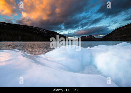 Les bulles vu de la rive couverte de glace de l'étang de la Jordanie en hiver dans l'Acadia National Park, Mount Desert Island, dans le Maine. Banque D'Images