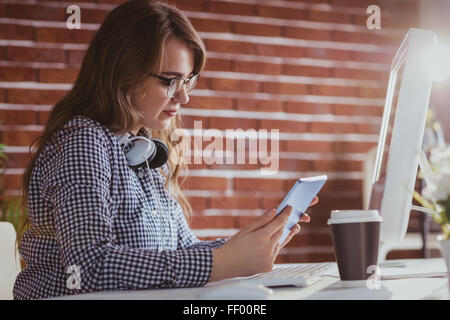 L'accent hipster businessman using tablet Banque D'Images