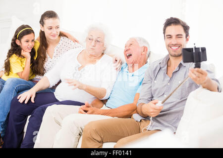 Extended family selfies en tenant Banque D'Images