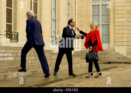 Le président français Hollande salue l'Ambassadeur américain en France Jane Hartley Banque D'Images
