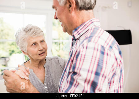 Senior couple dancing at home Banque D'Images