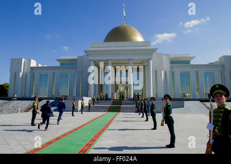Oguzkhan la garde d'honneur au Palais présidentiel à Achgabat, au Turkménistan Banque D'Images