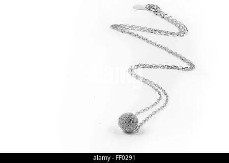 Collier argent isolé sur fond blanc Banque D'Images