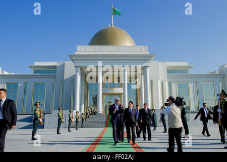 Kerry secrétaire promenades avec le Turkménistan Président Berdimyhamedov devant le palais présidentiel à Achgabat, au Turkménistan Banque D'Images