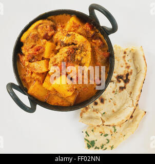 Aloo Gosht curry viande chunky, dans bol profond avec deux poignées, des morceaux de pain, vue de dessus. Banque D'Images