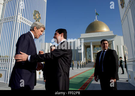 Kerry secrétaire serre la main du Président Berdimuhamedov au palais présidentiel en Oguzkhan Ashgabat, Turkménistan Banque D'Images