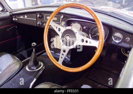 Intérieur d'une MGB Roadster Voiture de sport classique britannique, UK Banque D'Images