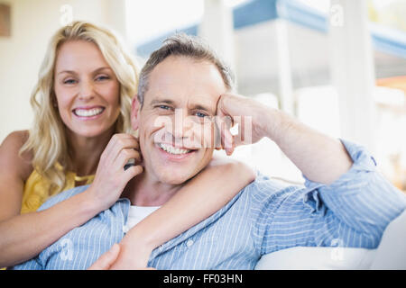 Heureux couple hugging on the couch Banque D'Images