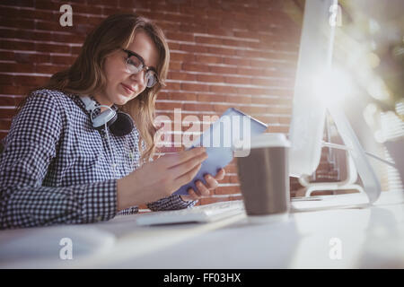 L'accent hipster businessman using tablet Banque D'Images