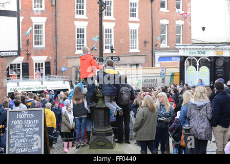 Ashbourne, Derbyshire, Royaume-Uni. Feb 9, 2016. (Le match entre dans le centre de la ville attirer le trafic à l'arrêt, les spectateurs utiliser n'importe quel point d'observation pour pbtain une vue. Des milliers inscrivez-vous dans le derby de football des Jours gras. Les objectifs sont trois milles de distance et le jeu se déroule sur deux périodes de huit heures Mardi Gras et le mercredi des Cendres. Credit : Nigel Spooner/Alamy Live News Banque D'Images