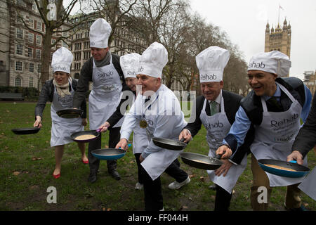 Westminster,UK, 9 février 2016, MP's Rehab gagner la course aux crêpes et de poser pour des photos tout en jetant en crédit de crêpes : Keith Larby/Alamy Live News Banque D'Images