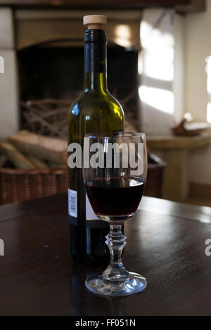 Coupe de vin rouge sur une table en bois photographié avec lumière naturelle Banque D'Images