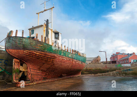 Construit en bois de bateau de pêche dans le port de Burtonport, comté de Donegal, Irlande Banque D'Images