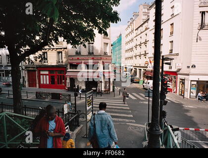 AJAXNETPHOTO. PARIS, FRANCE. - Passerelle - JONCTION DE QUAI DE JEMMAPES ET RUE DE LA GRANGE AUX BELLES DE LA PASSERELLE SUR LE CANAL SAINT MARTIN. PHOTO:JONATHAN EASTLAND/AJAX REF:CD4903  16 12A Banque D'Images