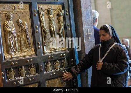 Cité du Vatican, Vatican. 09Th Feb 2016. Une religieuse traversent la Porte Sainte que les reliques de Saint Pio de Pietrelcina, mieux connu sous le nom de Padre Pio, et saint Léopold Mandic s'affichent à l'intérieur fidèle de la Basilique Saint Pierre au Vatican. Padre Pio est devenu célèbre pour le palier les stigmates, qui sont les marques du Christ, pour la plus grande partie de sa vie, ce qui génère beaucoup d'intérêt et de controverse. Il était à la fois béatifié et canonisé (1999) (2002) par le Pape Jean Paul II. © Giuseppe Ciccia/Pacific Press/Alamy Live News Banque D'Images