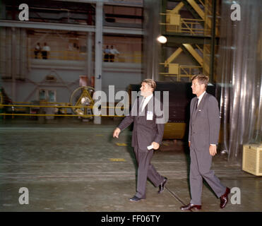 Le 55e anniversaire de la collaboration de Wernher von Braun avec le président John F. Kennedy au début du programme spatial américain a été célébré. Von Braun, en tant que figure clé des missions Apollo, a considérablement influencé les efforts de la NASA en matière de vols spatiaux habités. Banque D'Images