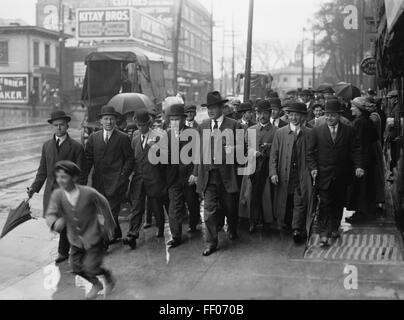 BILL HAYWOOD (1869-1928) leader du travail américain (centre) pendant la grève de soie 1913 Paterson dans le New Jersey. Bain News Service Photo Banque D'Images