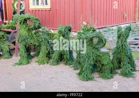 La chèvre de Noël vert fait de branches de pins pour le xmas holliday Banque D'Images