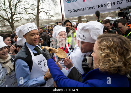 Westminster,UK, 9 février 2016, des crêpes à gogo à la course aux crêpes Rehab 201 Crédit : Keith Larby/Alamy Live News Banque D'Images