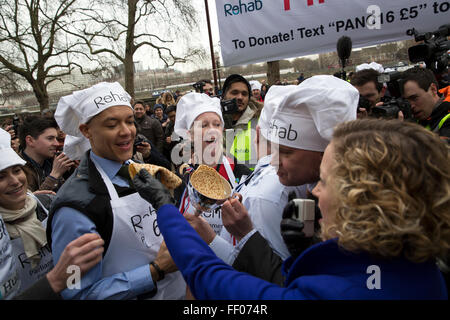 Westminster,UK, 9 février 2016, des crêpes à gogo à la course aux crêpes Rehab 201 Crédit : Keith Larby/Alamy Live News Banque D'Images