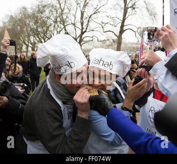 Westminster,UK, 9 février 2016, des crêpes à gogo à la course aux crêpes Rehab 201 Crédit : Keith Larby/Alamy Live News Banque D'Images